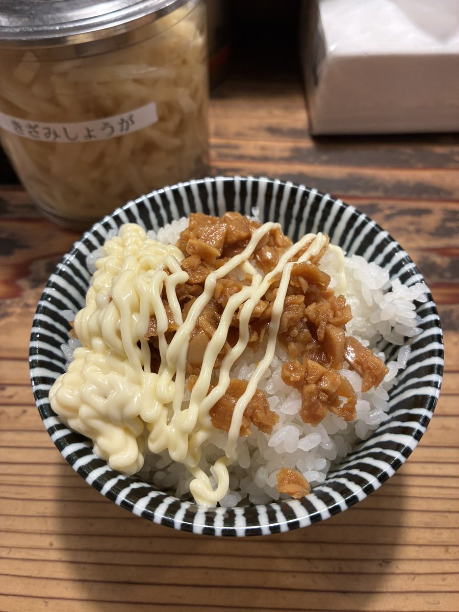 otake0216take's tweet photo. クックら　相模大野

ラーメン大🍜
ラ���ス🍚
金子畜産より『伊豆の極み』
燻製チャーシュー(2枚)　¥350
etc

今日運良くチャーシューに😊
チャーシューめちゃジューシーで美味かった😋最高でした☺️
ご馳走様でした👏 https://t.co/l467W73nPM