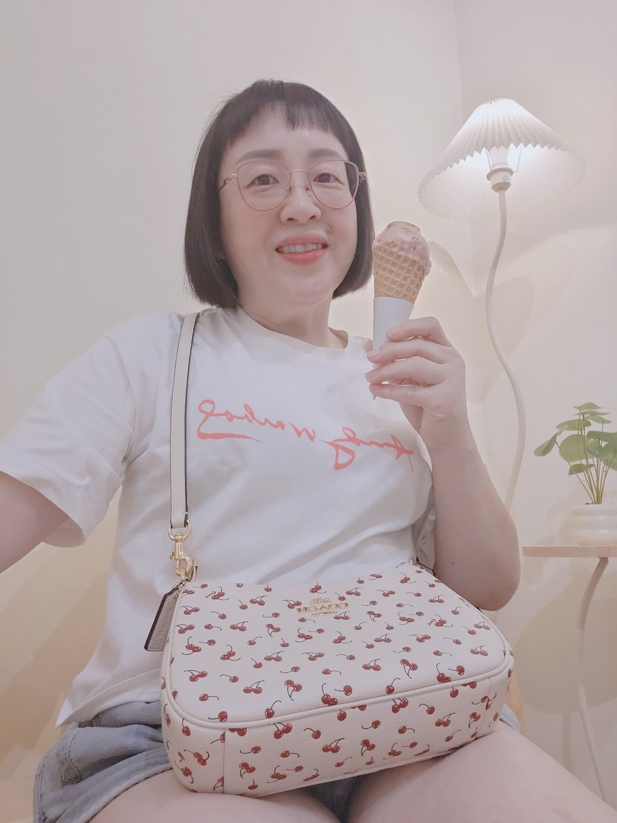 jaeprincess_luv's tweet photo. #雨天
#throwback180526
#roseandwatermelon
#pistachio

媽媽非常喜歡開心果的味道 很濃郁 有roasted pistachio的味道 那個rose and watermelon 我也是第一次嘗試 不錯～ https://t.co/R0gNgBjuP4