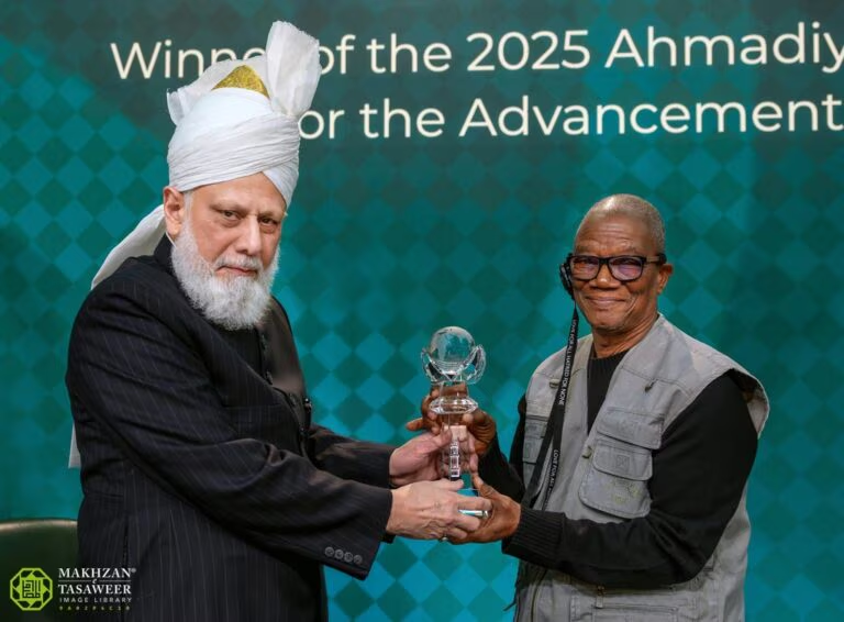 ahmadiyya_press's tweet photo. “Instead of letting ordinary people build better lives for their families, why are the world’s leaders propelling mankind towards the precipice of an unthinkable calamity? – Hazrat Mirza Masroor Ahmad

#KhilafatForPeace https://t.co/S9CNJR3fyv