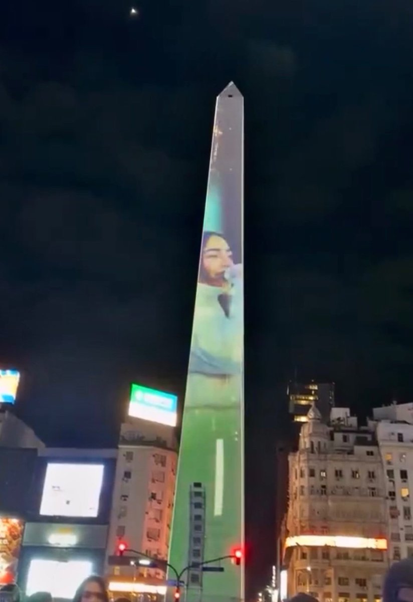 nickinicolemex's tweet photo. Nicki nicole  proyectada en el obelisco por el festejo de sus 90 años ⭐⭐⭐ https://t.co/cslbhWKM5S
