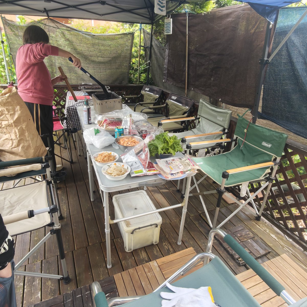 WunderBarArs's tweet photo. 【🦚Ars界隈BBQ開催のお知らせ🦚】
来たる06/13（土）、12:00-16:30頃
ODA実家の邸宅で、バーベキュー会を催し〼。定員8名ってとこ。

会費2500円程。肉、野菜、テレジアン料理、🇩🇪缶ビール、アブサンやウィスキー、缶酎ハイは主催側が用意。
持ち寄りも歓迎🍖🫑🥃🍻

一度でも @WunderBarArs に来店されたことがある方が対象🦚
最寄り🚉は鎌ヶ谷大仏駅と、今X話題のまさに千葉県西部ど真ん中の陸の孤島で、それでも自力で来られる方。

小岩からドア・トゥ・ドアで丁度一時間な距離感ですが、割と中産な文化邸宅といった趣で庭も広く、テラス・サンルームでやりますので、ゆったりできると思います🏡

梅雨時ですが雨天決行。寧ろその方がしっぽり雰囲気があるような庭で、大きな紫陽花も咲き誇ります🪻

参加希望者はオープンチャットに招待するので反応ください🦚鎌ケ谷市