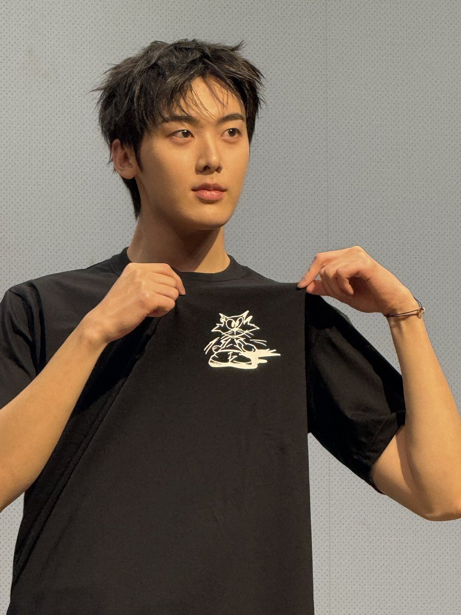 ddanmeong's tweet photo. 걍 존잘이세요 https://t.co/114nx5h8gn