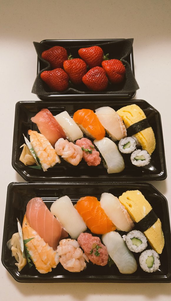 SatoLun05's tweet photo. 今日は良い天気☀️
風もあり洗濯物が
よく乾きそう🙂

お昼は
お手頃な価格の
｢お寿司｣
｢苺｣🍓

休日の時間は速いなー🙃 https://t.co/RpjZ7Ix9SP