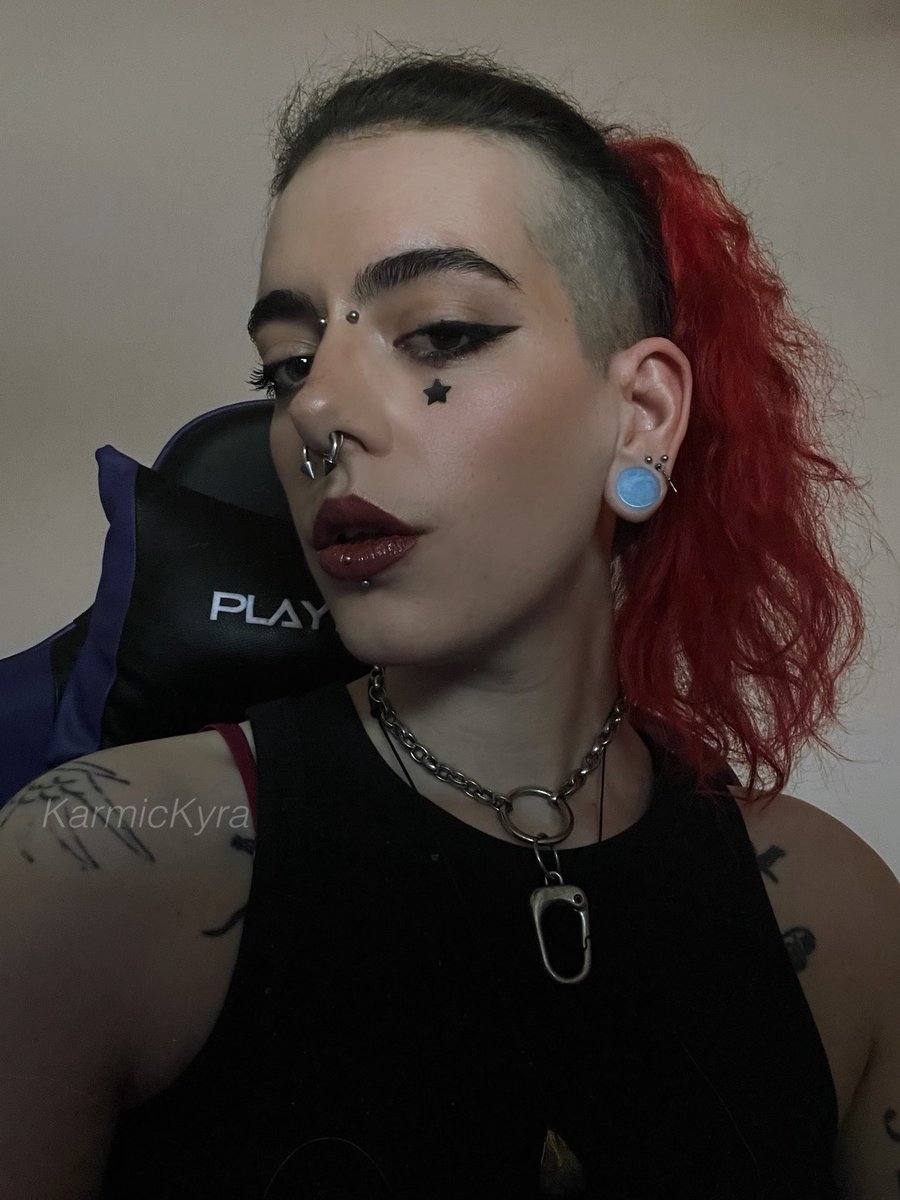 karmickyra's tweet photo. I'm hot asf btw, woke up like this https://t.co/DRxYdcF6rU