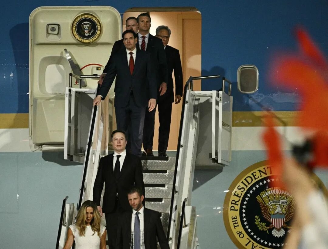 EstrellaTang25's tweet photo. Musk: “Solo Huang Renxun y yo en el Air Force One”.
El 13 de mayo de 2026, Elon Musk y Jensen Huang viajaron a China con Trump en el Air Force One. Musk aclaró en redes que solo él y Huang estaban a bordo, quien además se unió al vuelo en el último momento.
#Musk https://t.co/4BZQP7XrmA