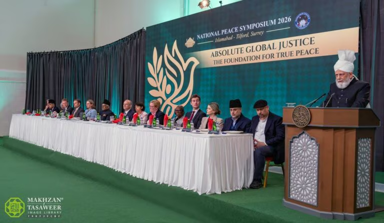 ahmadiyya_press's tweet photo. “Let us act now, so that those who come after us may inherit a world of peace and prosperity, rather than bear the burden of our failures.” – Hazrat Mirza Masroor Ahmad #KhilafatForPeace https://t.co/N2eyS6O2HQ