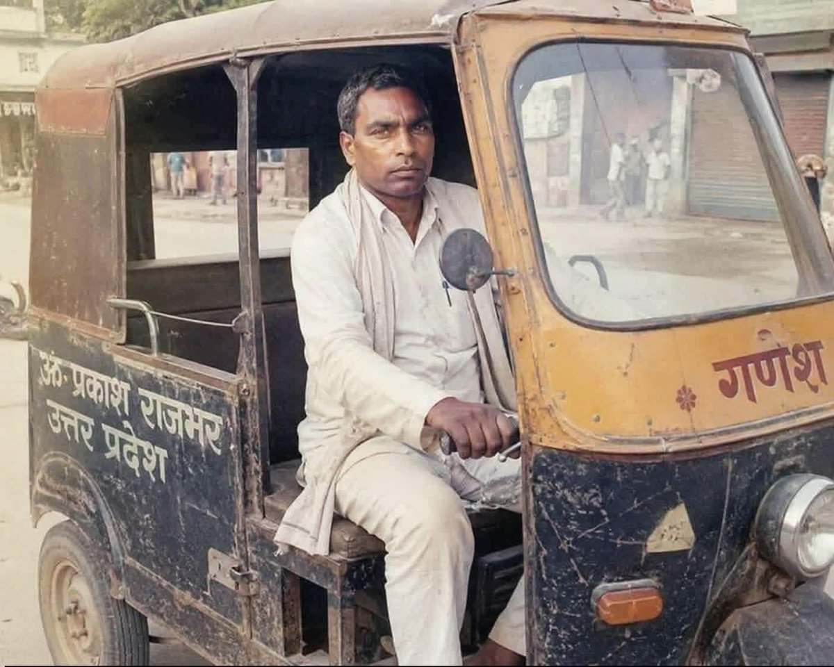 _KajalKushwaha's tweet photo. ये उस दौर की फोटो है जब ओम प्रकाश जी वाराणसी में टेंपो चलाते थे। एक ट्रैफिक इंस्पेक्टर जो वर्तमान में सेवानिवृत्त है और प्रयागराज में रहते हैं।

सवारी ओवरलोड कर के जा रहे ओम प्रकाश जी को रोके लेकिन ये निकलने लगे‚ TI साहब ने इनको पकड़ा 3-4 झापड़ लगा दिया।

बाद में ॐ प्रकाश जी टेम्पो चालक से माननीय बनने का सफ़र तय किया‚ ये ओम प्रकाश जी का बड़प्पन है जो माननीय बनने के बाद TI साहब के घर गए थे उन्हें धन्यवाद दिया सैल्यूट किया कि उस दिन आप नहीं मारते तो आज भी मै टैम्पो चला रहा होता।

ये हम सबके लिए जीवंत उदाहरण है कि हम अपने अपमान को अपने जीवन कि ताकत बना कर कैसे अपने जीवन को बदल सकते है।

नोट - उक्त पोस्ट बृजभूषण शरण सिंह जी ने किया है‚ नहीं तो मैं विश्वास भी नहीं करती।