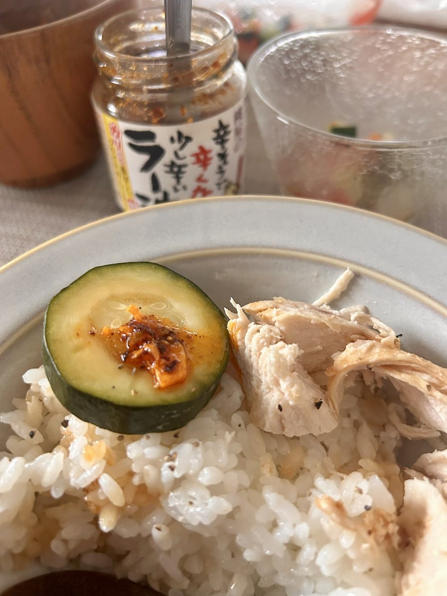 moricoffeee's tweet photo. 大きなズッキーニとむね肉で炊き込みご飯🍚
レモンがなかったからタレは柚子胡椒とお醤油。炊く前は大丈夫かと思ったけど甘くてジューシーなズッキーニがびっくりするくらい美味しかった、、🥒
味変の食べるラー油もパンチが効いて美味しい。
優しいご飯を食べた気持ち https://t.co/zhw5cSBDMe