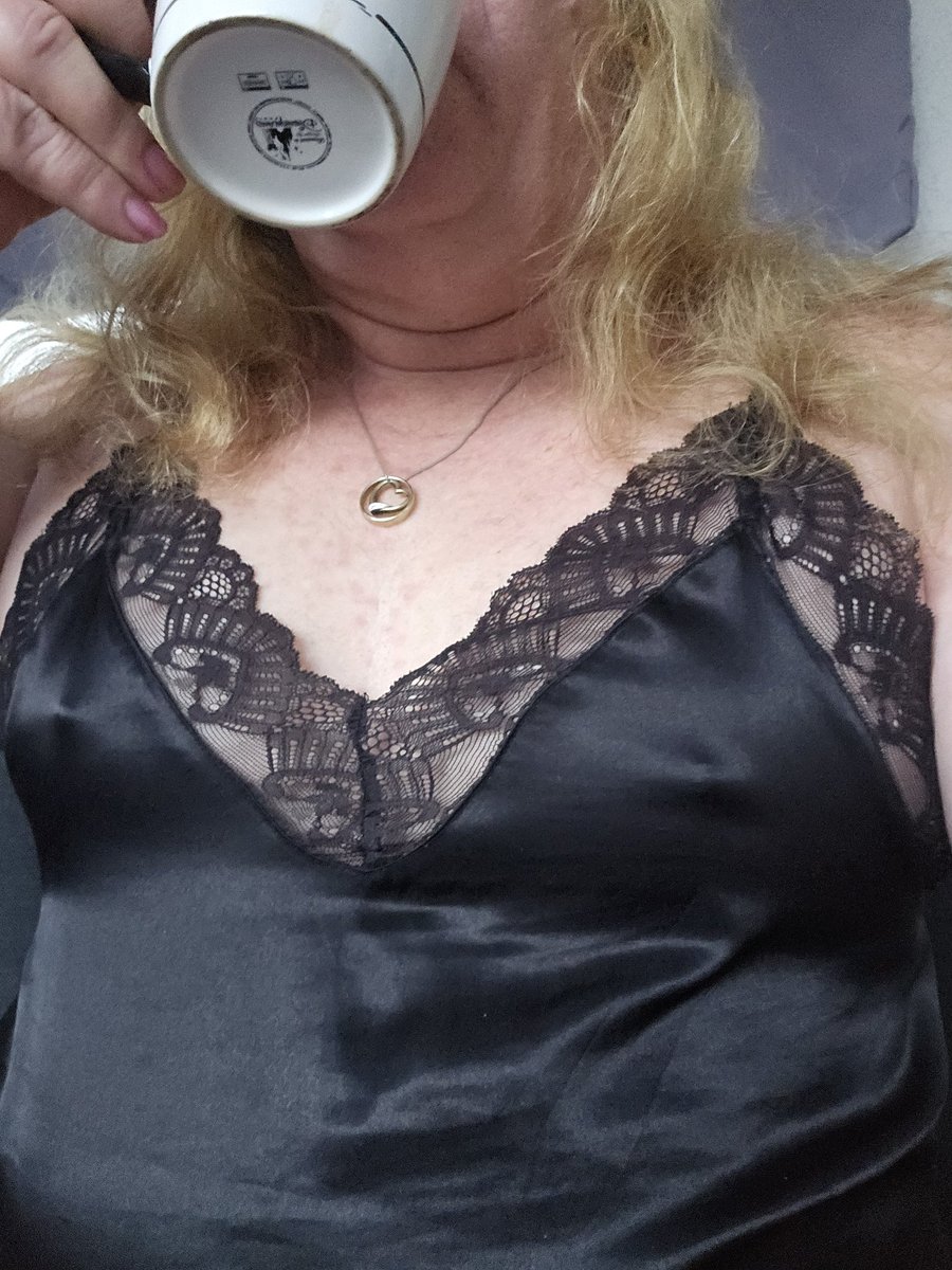 FranziDwt's tweet photo. Erstmal einen Kaffee ☕️ 😊 https://t.co/wf4AfWLG6A