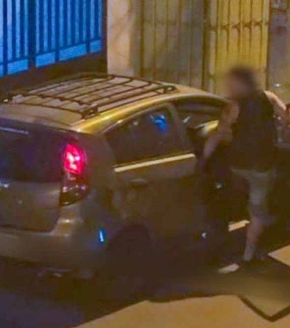 paultutiven's tweet photo. Las cámaras de videovigilancia de Segura EP realizaron seguimiento a un vehículo involucrado en el atropellamiento a una persona junto a su mascota en un sector de Kennedy, norte Guayaquil.
En coordinación con la Policia se logró ubicar al propietario del vehículo, el ciudadano fue puesto a órdenes de las autoridades para los trámites correspondientes.
Aparentemente el abuelito con su perro fueron arrollados por reclamar que no hagan bulla en la madrugada. El perro ya lo encontraron, el adulto mayor deberá ser operado tiene fracturas.