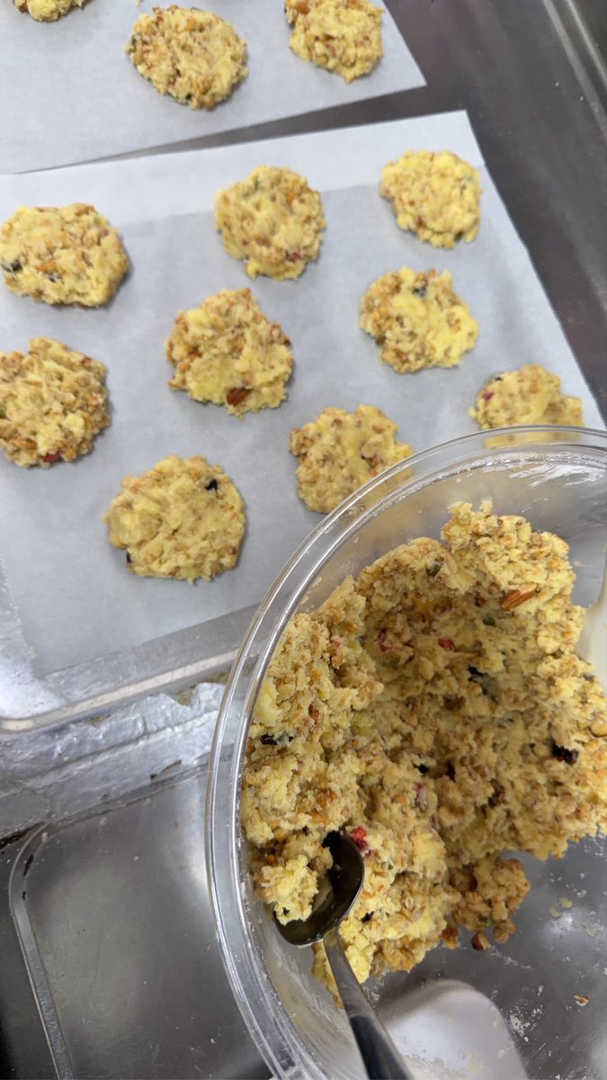 Caffeeelattee's tweet photo. ｺｿｯ( *¯ﾉᵕ¯*)
クッキー焼いたらモンハンかチルゲームかなんかするよ🍪
遊びに来てね🫶 https://t.co/NaA6du1zYw