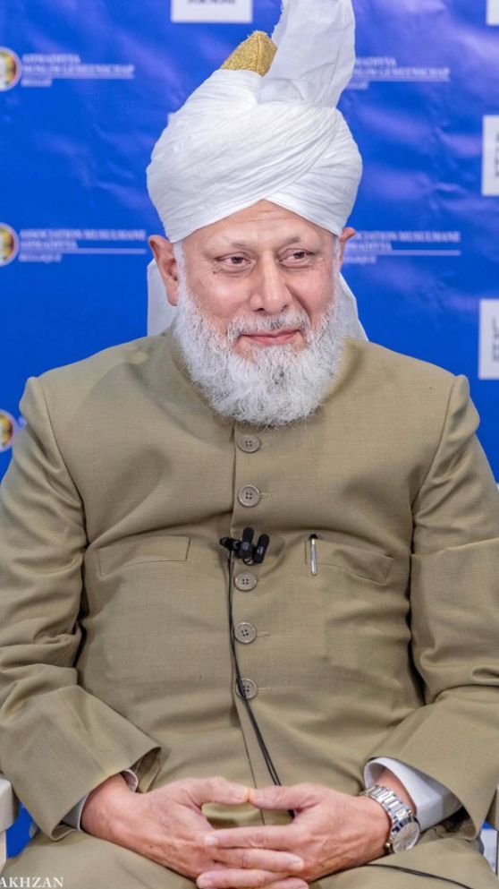 asfa_06's tweet photo. "امن قائم رکھنا ہر مومن کی زمہ داری ہے اور یہی اسلام کی اصل روح ہے ۔" 
~حضرت مرزا مسرور احمد خلیفتہ المسیح الخامس ایدہ اللہ تعالی بنصرہ العزیز
#KhilafatForPeace https://t.co/wEwMrSf6Or