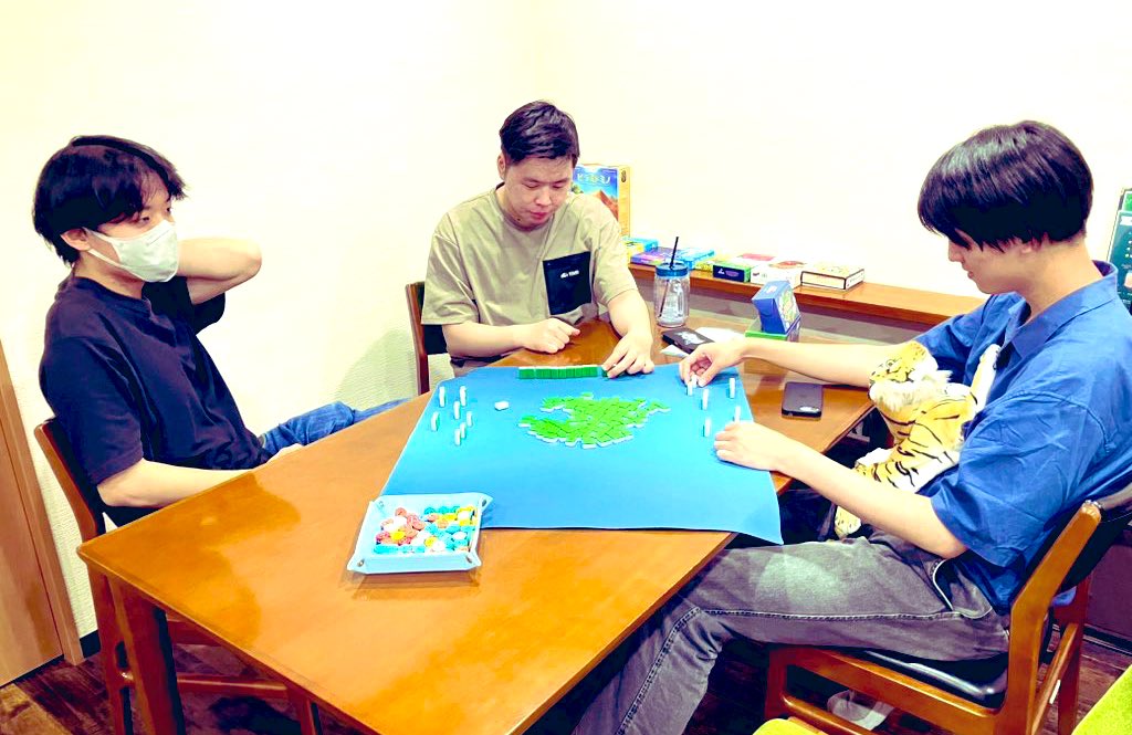 nIo_oIni's tweet photo. ブレスピ、13時からオープン！

学生ボドゲ会で毎回遊ばれているひらがじゃん。ひらがなを使って役を作るという、語彙力を試されるゲームです。
大体3回に1回ぐらいは審議している気がしますね。遊んでいるところを見ているばかりなので、そろそろ私も遊んでみたいですね。

#ブレスピ #ひらが��ゃん https://t.co/DbBm5O92bx