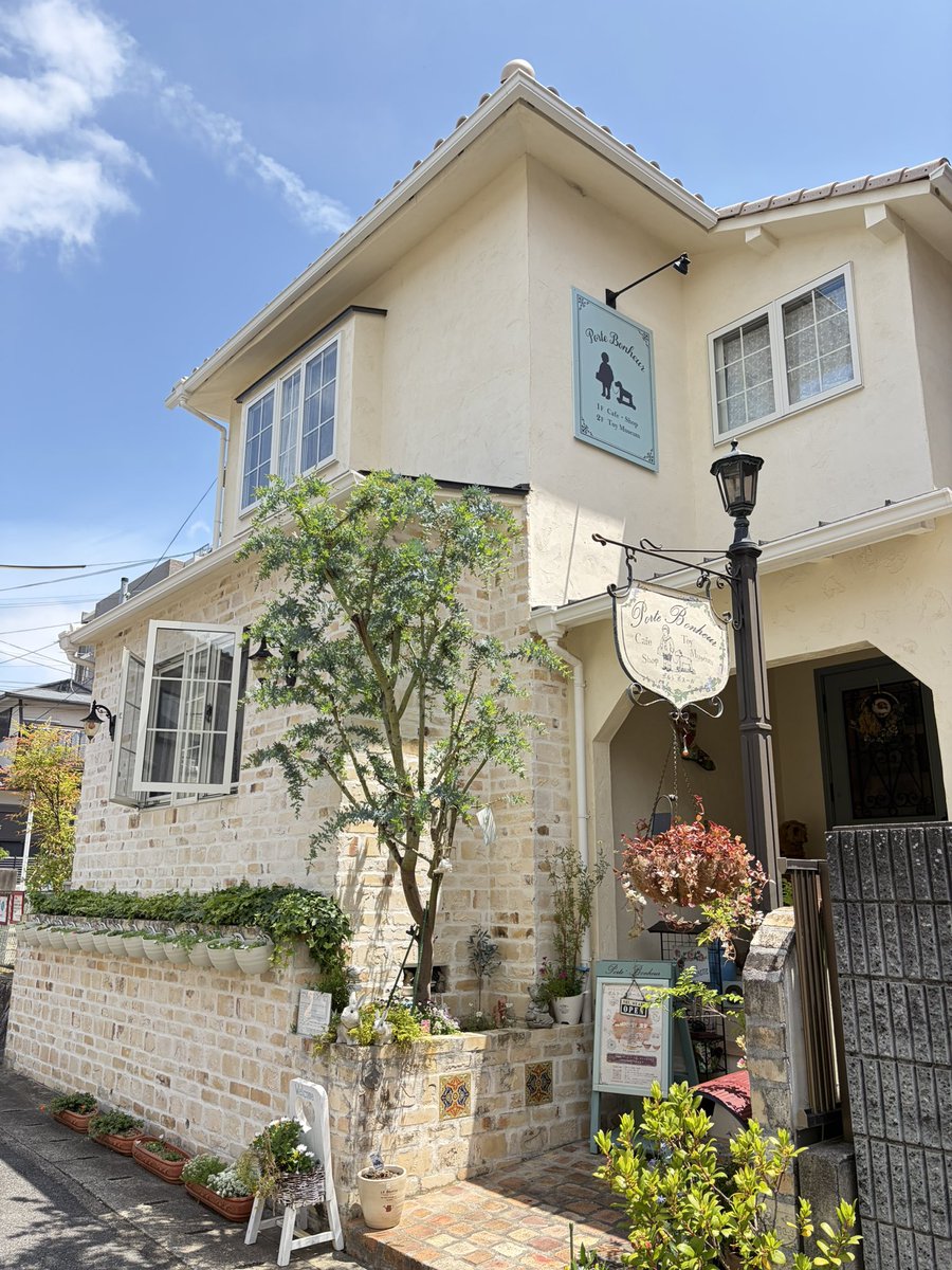 asayake_aiko's tweet photo. お散歩してたら超住宅街にめっちゃかわいいアンティークショップ見つけて店主さんの話のテンポ感最高な方だしごはんも美味しかった！宣伝とかも基本してないらしくて見つけられたの嬉しい☻ https://t.co/IEn7e14fxz