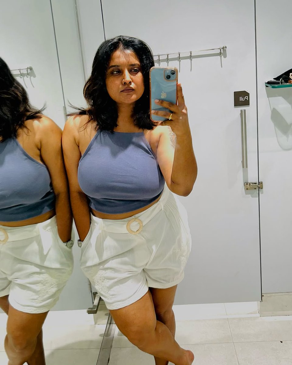 vihaan0fficial's tweet photo. Underrated Mallu M!LF Roshna Ann Roy casually serving insane hotness through simple mirror selfies 🥵🔥

Thread 🧵 https://t.co/m1RErMbJre