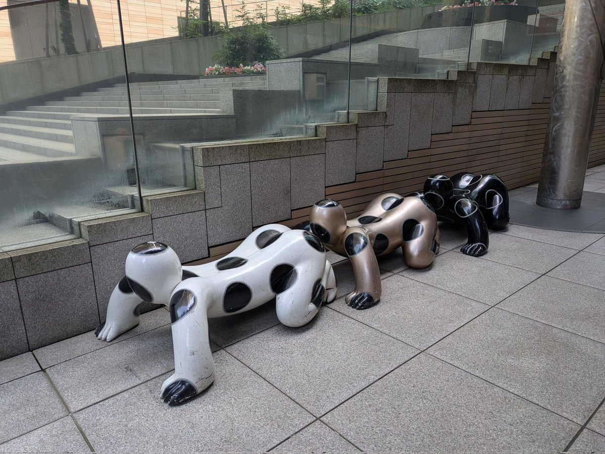crazyclim's tweet photo. さすが東京。アナル舐めのオブジェがさも当然のように置いてある。そしてその隣でアイドルがイベントしてる。凄すぎる。 https://t.co/abJrAl3j1q