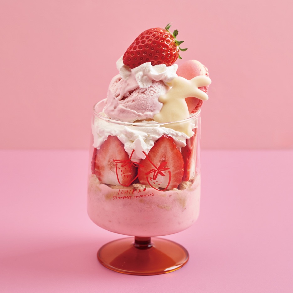完熟いちごのピンクパフェ』 いちごスイーツ専門店ならではの、いちご