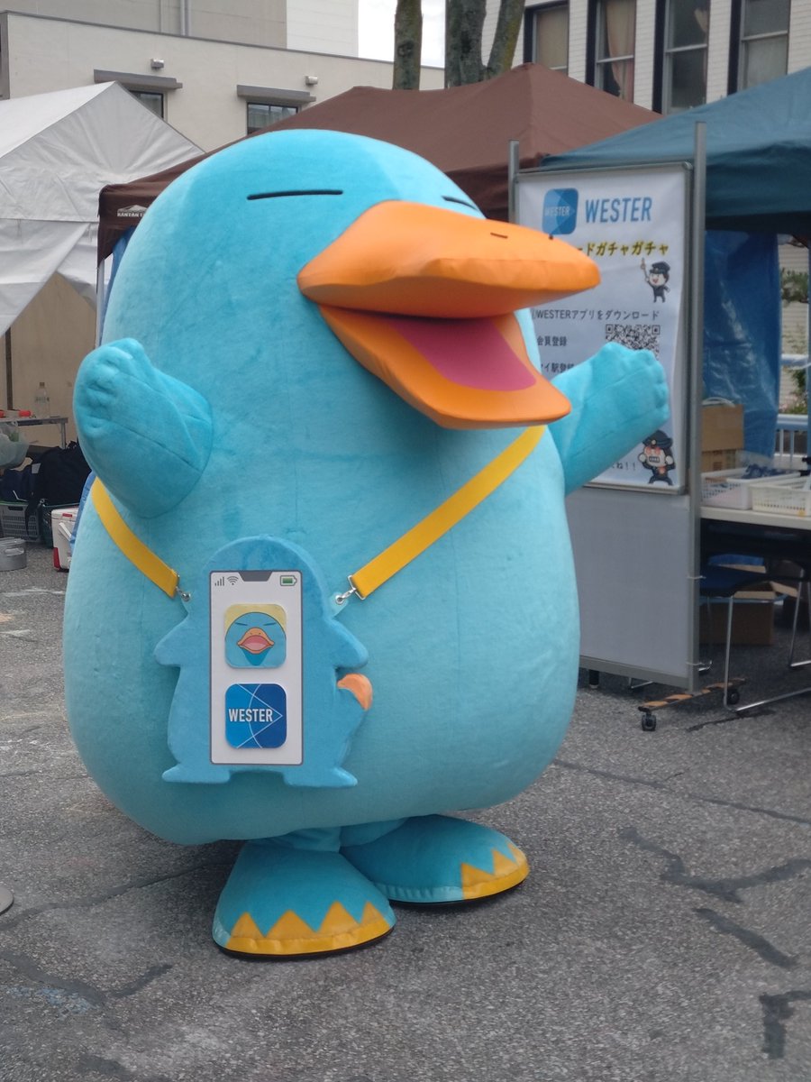 marusachu_624's tweet photo. 彦根のイコちゃんに会ってきました。近くで若者が音楽奏でててイコちゃんもノリノリでした☺️ https://t.co/VMPBr6EjXj
