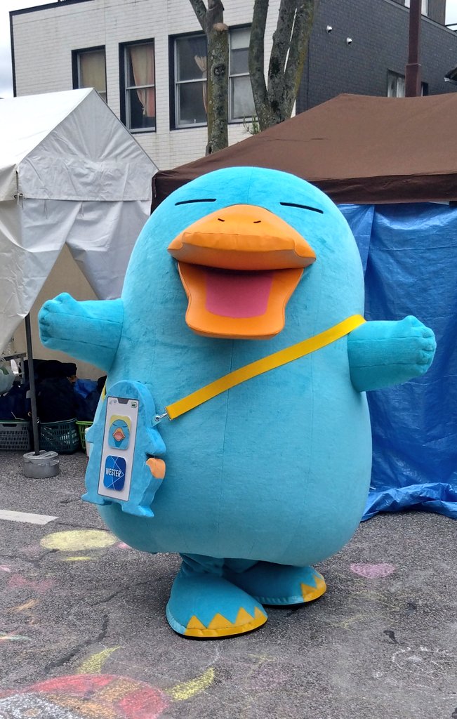 marusachu_624's tweet photo. 彦根のイコちゃんに会ってきました。近くで若者が音楽奏でててイコちゃんもノリノリでした☺️ https://t.co/VMPBr6EjXj