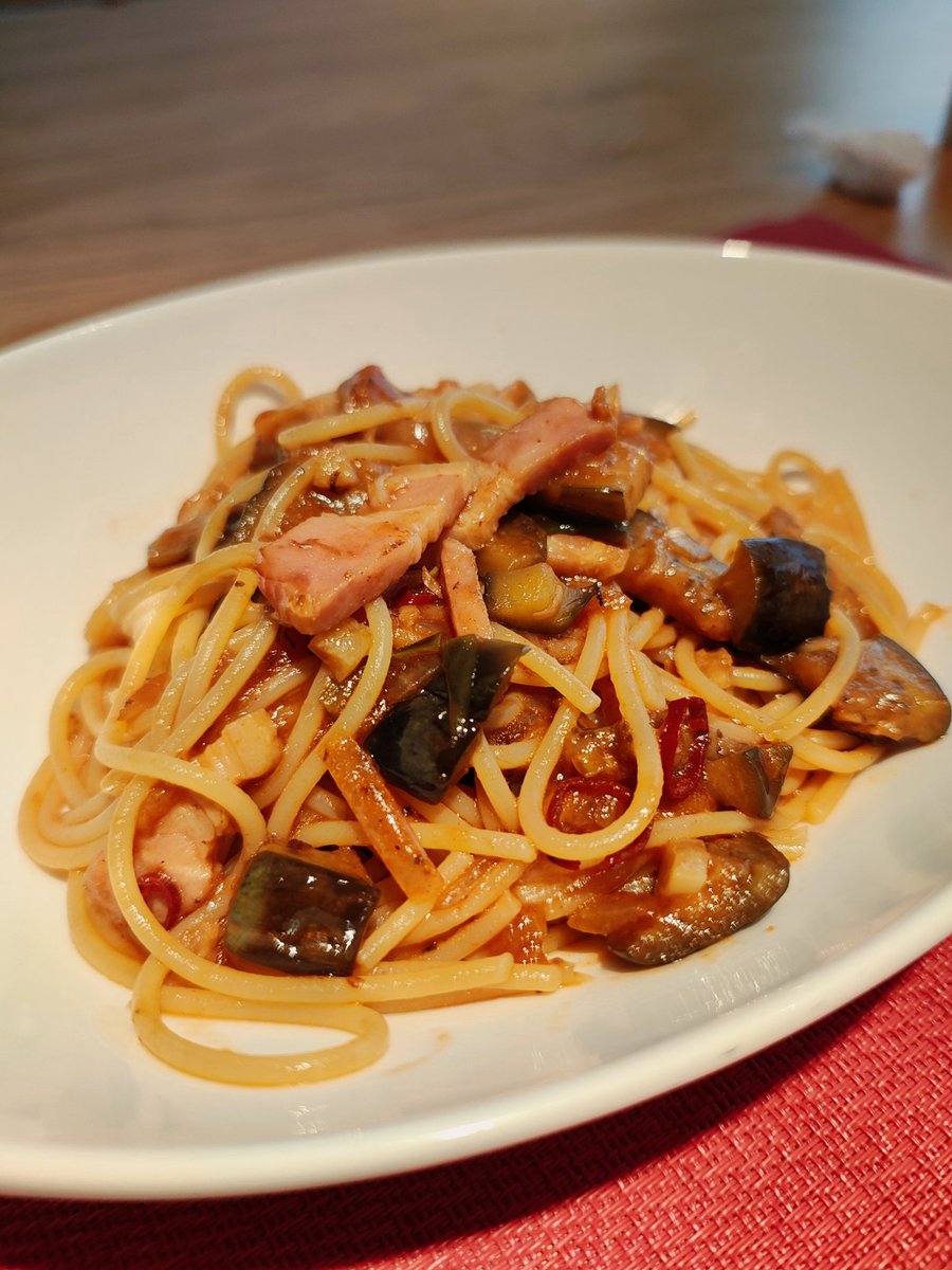 aaa1498611's tweet photo. ランチはナスと玉ねぎのパスタ🍝
うすーくトマト入れたけどうまい
#自炊記録　#ナスのパスタ https://t.co/mmlk3MJ8IH