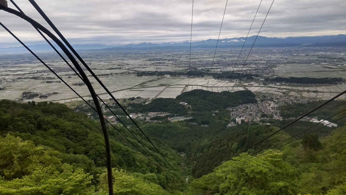 yahikoropeway's tweet photo. 今日の弥彦山
朝からの雨も止み過ごしやすい天気になってきました。新潟平野の水鏡も段々青みかがってきました。どうぞ山の上からご覧ください。
#弥彦山
#弥彦山ロープウェイ
#越後平野 https://t.co/oMmO8ZSVlU