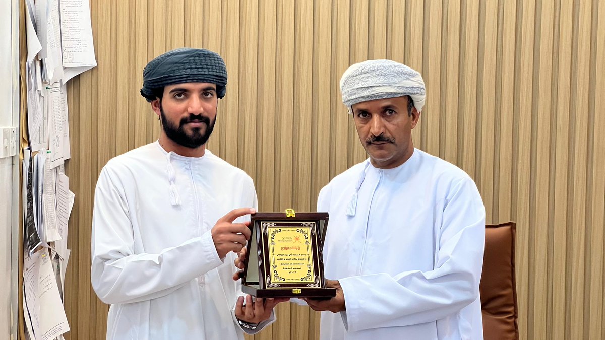 abuzaidschool's tweet photo. في لفتةٍ تقديرية تعكس روح العطاء والانضباط، كرّمت المدرسة اليوم مشرفي المناوبة ومشرفي الحافلات؛ تقديرًا لجهودهم المخلصة ودورهم البارز في تعزيز السلامة والتنظيم ومتابعة الطلبة يوميًا بكل تفانٍ واهتمام..
#تعليمية_الداخلية https://t.co/KwsYobnhdJ