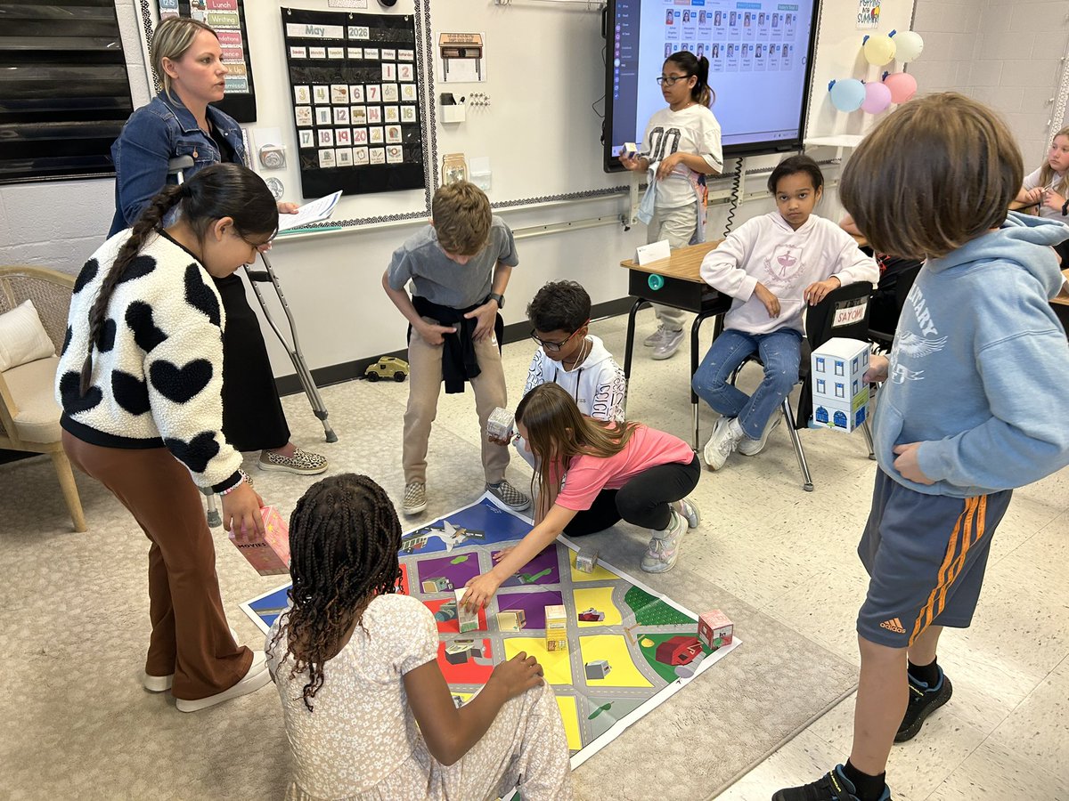 DelanyColgan's tweet photo. Huge thank you to @kgessner512 for volunteering to teach our @JuniorAch program this year!  We learned how money moves through a city/town. #hpsdawesome #juniorachievement https://t.co/vzvutQm30F