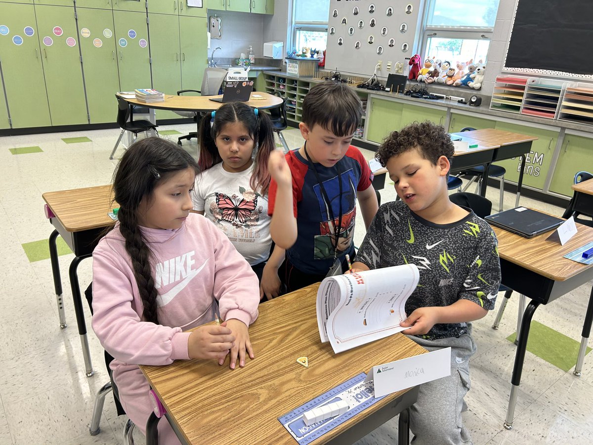DelanyColgan's tweet photo. Huge thank you to @kgessner512 for volunteering to teach our @JuniorAch program this year!  We learned how money moves through a city/town. #hpsdawesome #juniorachievement https://t.co/vzvutQm30F