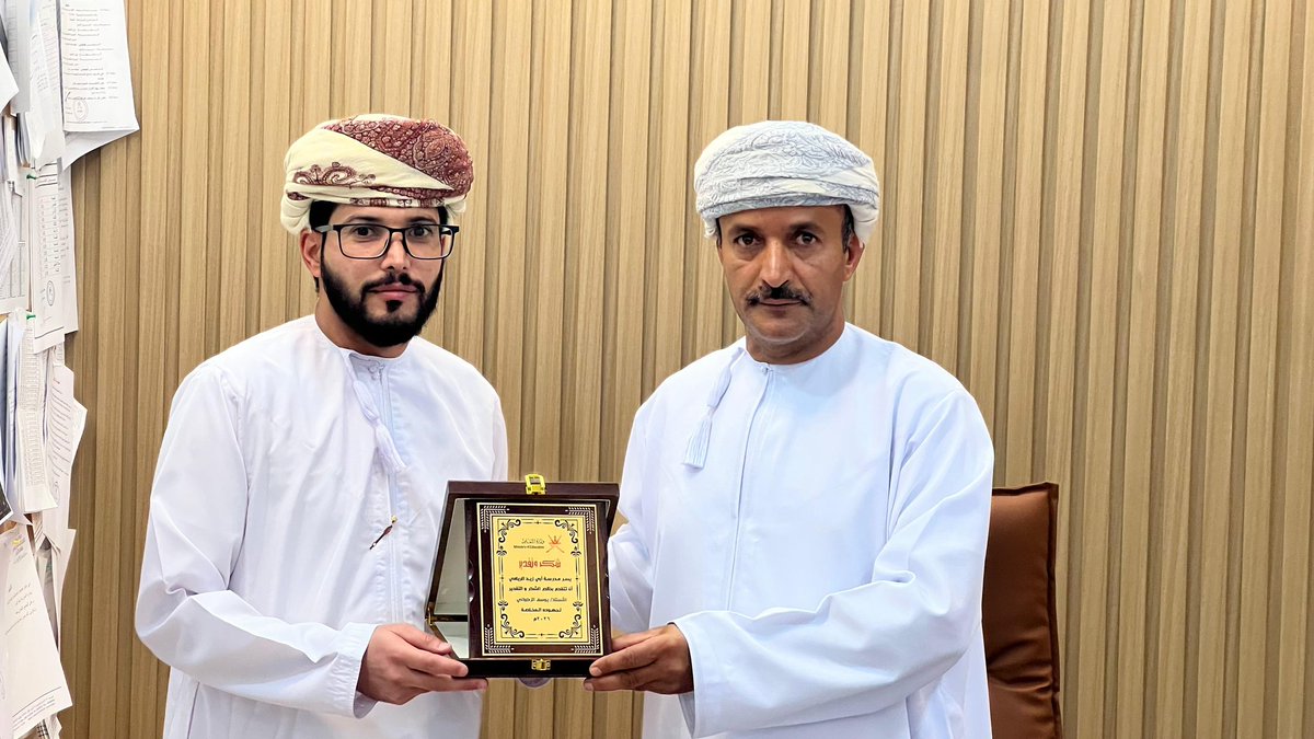 abuzaidschool's tweet photo. ويأتي هذا التكريم عرفانًا بما يقدمونه من عملٍ دؤوب يسهم في توفير بيئة مدرسية آمنة ومنظمة، ويجسد قيم التعاون والمسؤولية داخل المجتمع المدرسي https://t.co/FOs2gbbpEB