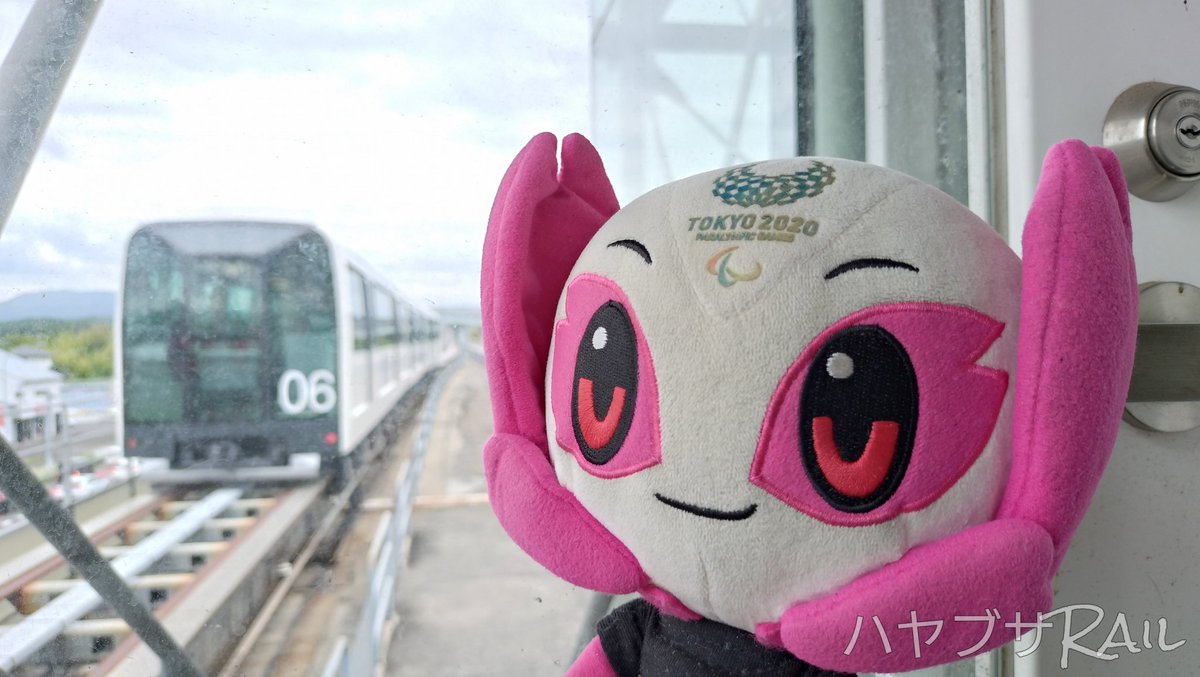 Mirasomespitz's tweet photo. 21年前の、動くパビリオンに乗りました。
ソ「愛知万博で有名になったLinimo。
今も日本唯一の浮上式鉄道なんだよ。」
ミ「レールから約1cm浮いたまま、
時速100km/hで走るんだ!」
#ミライトワ #ソメイティ
#Linimo
#リニアモーターカー
#芸大通駅(愛知県長久手市)
#一生ミラソメします https://t.co/Rj5G8KfwKT