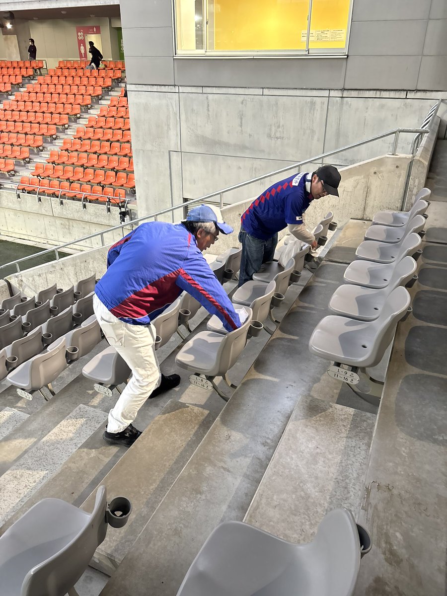 fukukosevfk's tweet photo. #AC長野パルセイロ 関係者の皆様、昨日は #長野Uスタジアム を使わせていただき、ありがとうございました🙇‍♂️

「使わせていただいたスタジアムは綺麗にしてお返しする」

試合後に甲府サポーター有志がビジターゴール裏のゴミ拾いを実施。

#フクコセ はゴミ拾いと一部の椅子拭きを行いました。

#acnp https://t.co/B2YA2Q6wKC