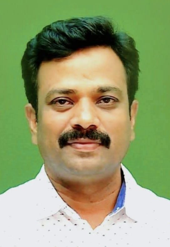 PmkGkm's tweet photo. பெங்களூர் தொழிலதிபர் சுரேஷ் (மதுராந்தகம்) மறைவு செய்தி மிகுந்த அதிர்ச்சியும், வேதனையும் அளிக்கிறது. அவர் மறைவுக்கு ஆழ்ந்த இரங்கல் தெரிவித்து குடும்பத்தினருக்கு அனுதாபத்தையும், ஆறுதலையும் தெரிவித்துக்கொள்கிறேன் - ஜி.கே.மணி 

 மதுராந்தகம் பகுதியைச் சேர்ந்த சுரேஷ் பெங்களூருக்கு சென்று தொழிலதிபராக உயர்ந்தவர். நல்ல பண்புள்ளவர். மருத்துவர் அய்யா அவர்களுக்கு மிகவும் பிடித்தமானவர். பா.ம.க வளர்ச்சிக்கு உறுதுணையாக இருந்தவர். அடிக்கடி என்னிடம் தொடர்பு கொண்டு பேசுவார், நேரிலும் சந்திப்போம். உடல்நல குறைவால் பெங்களூர் மருத்துவமனையில் அவர் சிகிச்சை பெற்றபோது மருத்துவர் அய்யா அவர்களும், நானும், மற்றவர்களும் நேரில் சந்தித்து உடல்நலம் விசாரித்தோம்.
 திடீரென இறப்பு செய்தியை அறிந்து மிகவும் அதிர்ச்சியுற்றேன். வேதனை அடைந்தேன். அவருடைய மறைவுக்கு ஆழ்ந்த இரங்கலை தெரிவித்துக்கொள்கிறேன்.
                  அவரைப் பிரிந்து மீளாத் துயரில் வாடும் அவரது மனைவி, மகன்கள், மாமனார் உள்ளிட்ட குடும்பத்தினருக்கும், உறவினர்களுக்கும், நண்பர்களுக்கும் ஆழ்ந்த அனுதாபத்தையும், ஆறுதலையும் தெரிவித்துக்கொள்கிறேன்.
                  அவரது மகன்,மாமனார் ஆகியோரிடம் துக்கம் விசாரித்து ஆறுதல் கூறினேன்.