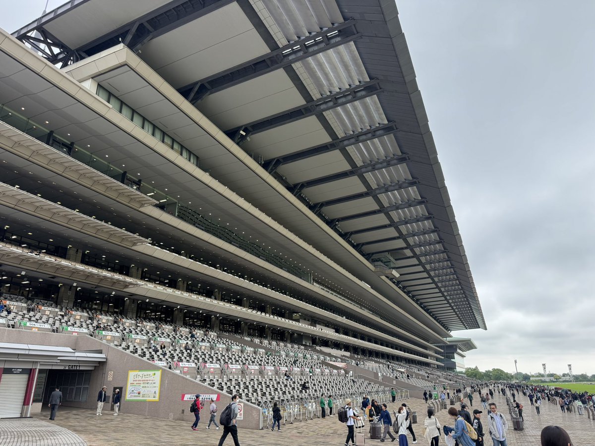 knhsky's tweet photo. ポストすっかり忘れてた💦
今日はオークスに応援に来てるでな〜
🏇💨
スターアニスの2冠を見たいけど...頑張って欲しい❗️
今日は朝からアルコールキメても許されるよね❓ https://t.co/k8ADMmZM5f