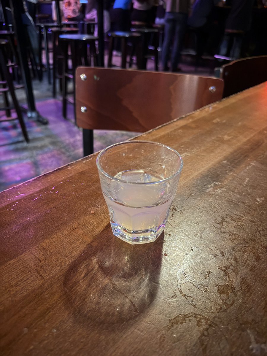 6mgsteeze's tweet photo. At a dive bar with a #Brazilian #VeryCool #Hola https://t.co/VypQ3ZXqy4