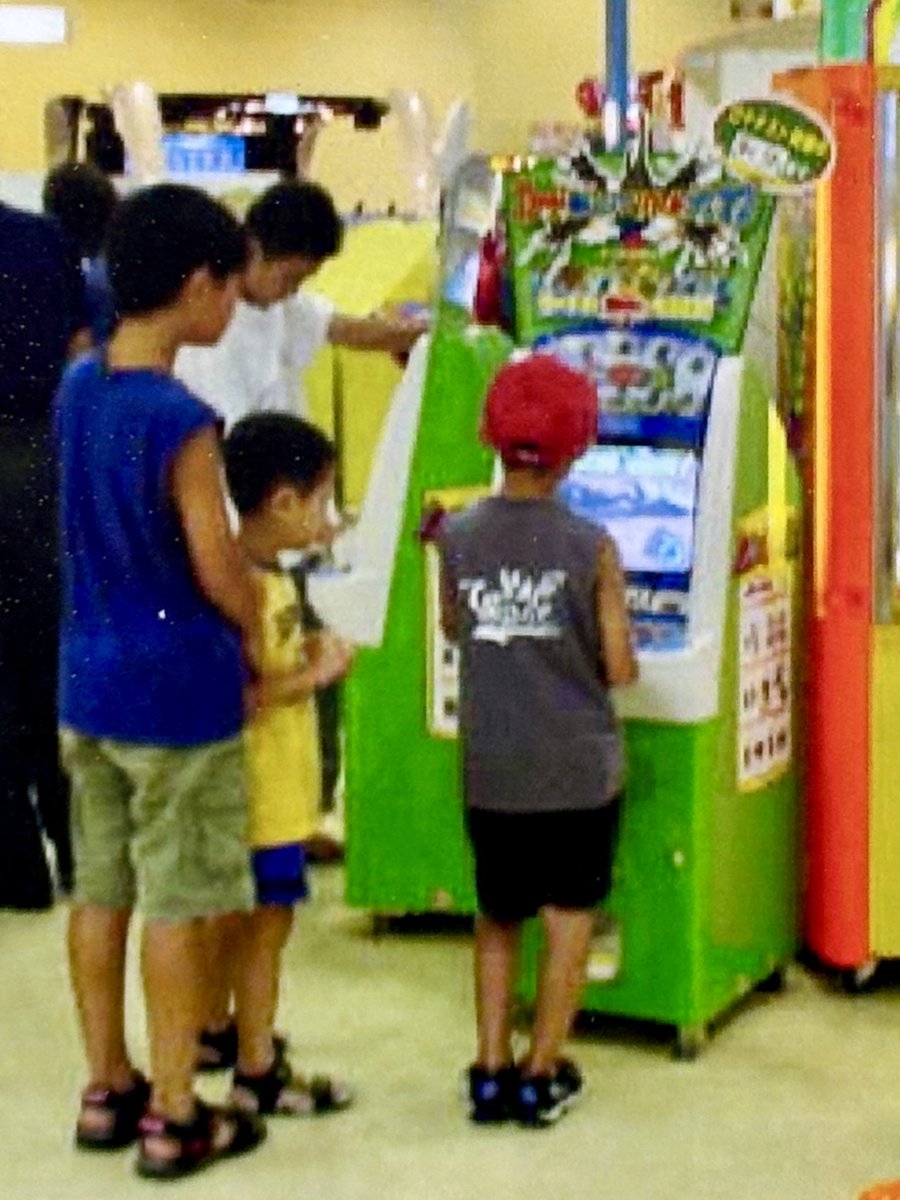 ULTRA_HIROSHI's tweet photo. ラブベリのロケテを思い出してたらムシキングロケテの写真が見つかった🥹

当時の葛西IYのセガさんの店舗。結果がどうなるかすごい怖かったのを覚えてる。

100円でカード1枚だけじゃ子どもたち遊んでくれないと思って100円で2枚出した。ﾑｼ､ﾜｻﾞ､ﾑｼ､ﾜｻﾞって並べて入れたな...

なつかしい😭誰か覚えている人いるかなぁ？

※アトリエ訪問は①フォロー②DMで連絡を！(アトリエは平日のみオープンです)