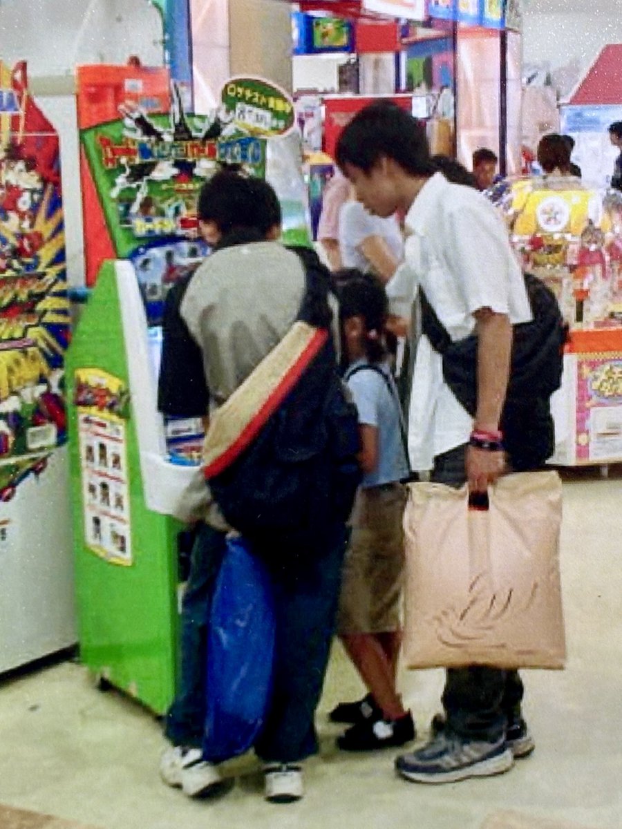 ULTRA_HIROSHI's tweet photo. ラブベリのロケテを思い出してたらムシキングロケテの写真が見つかった🥹

当時の葛西IYのセガさんの店舗。結果がどうなるかすごい怖かったのを覚えてる。

100円でカード1枚だけじゃ子どもたち遊んでくれないと思って100円で2枚出した。ﾑｼ､ﾜｻﾞ､ﾑｼ､ﾜｻﾞって並べて入れたな...

なつかしい😭誰か覚えている人いるかなぁ？

※アトリエ訪問は①フォロー②DMで連絡を！(アトリエは平日のみオープンです)