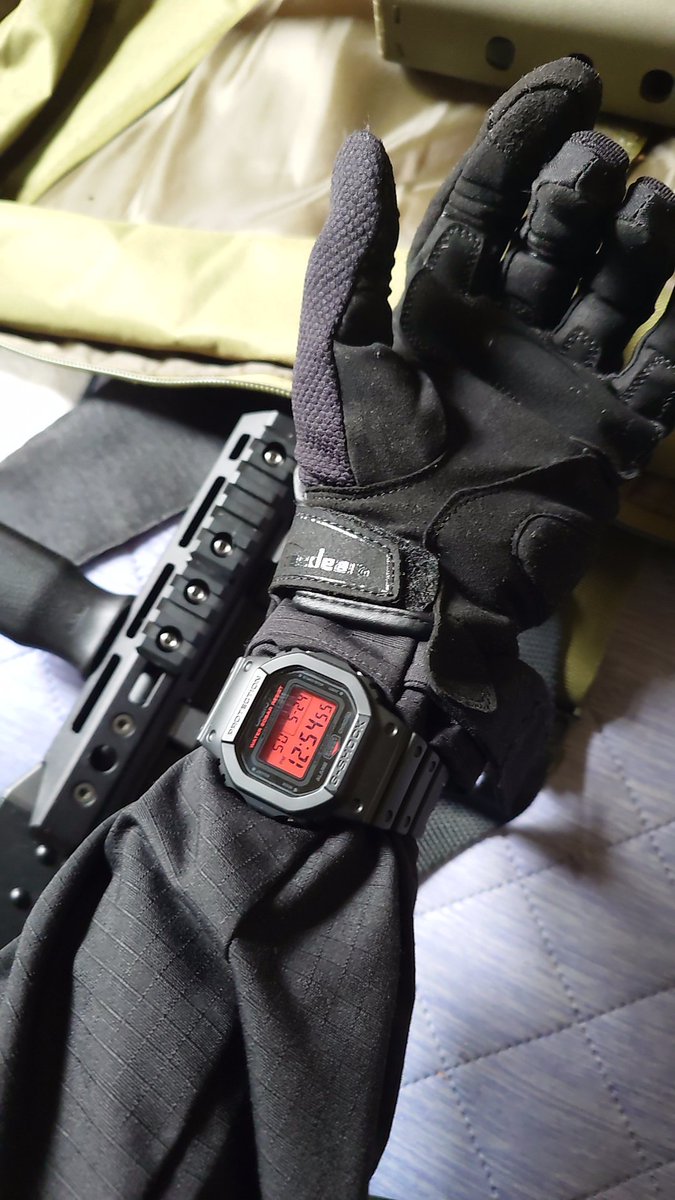 fujinesan's tweet photo. 軍拡してアンブレラ社USS隊員風装備にしたけどこれでサバゲーするの暑すぎるw https://t.co/xXsLVAQwaA