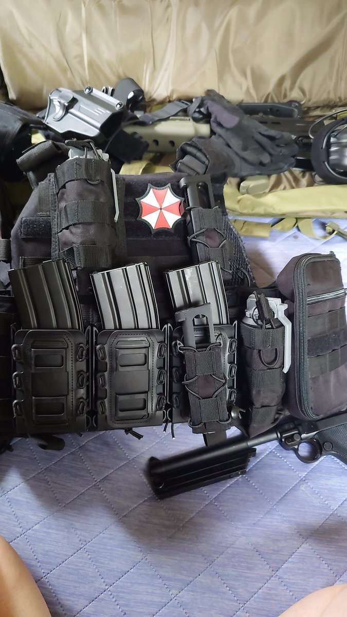 fujinesan's tweet photo. 軍拡してアンブレラ社USS隊員風装備にしたけどこれでサバゲーするの暑すぎるw https://t.co/xXsLVAQwaA