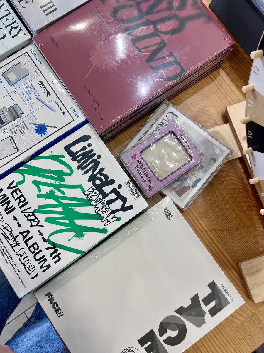 verivery_my's tweet photo. Mari guys join cabutan bertuah kita semuaaaaa ✨Sealed Albums✨ tau~! 🤩

Participate in the lucky draw to win sealed albums💜🤍

#VERIVERY #베리베리 
#RembangSenja_YGY https://t.co/uMO2eUwwQb