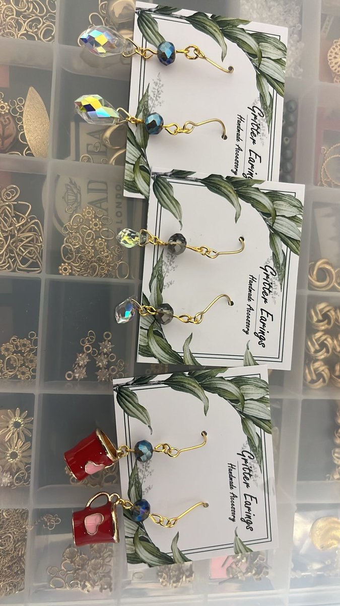 Glitter_Earring's tweet photo. スワロフスキーピアス納品してきた🙆‍♀️
シルバー作りたかったけど金具が足りなくて断��😂

#ハンドメイドアクセサリー https://t.co/pOFNJDit2R