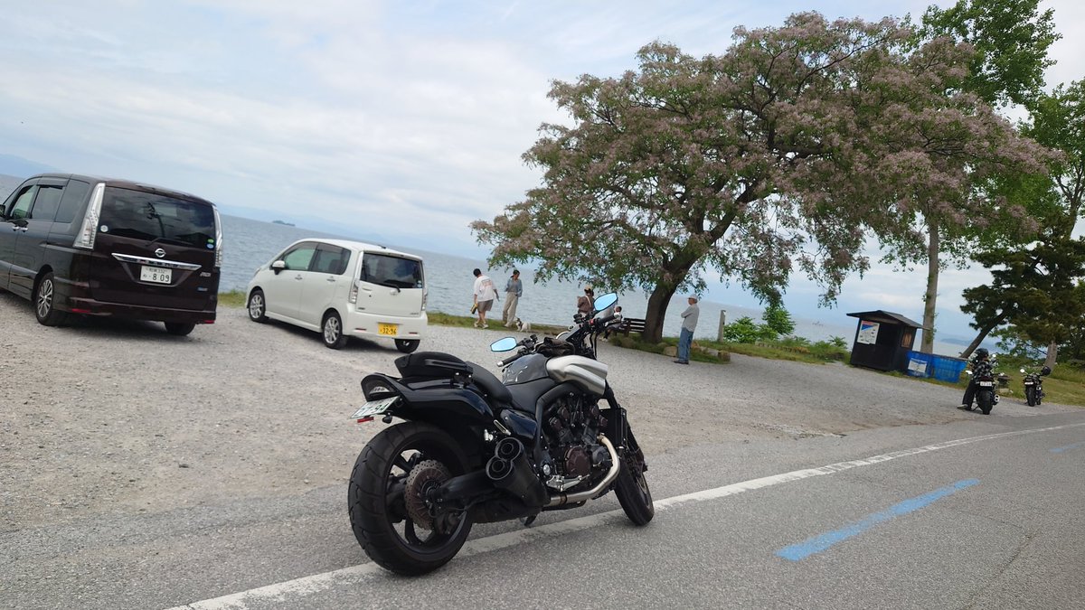 meoz's tweet photo. あのベンチ経由してラーメン山岡家にきたということ
天気思ったより良くて暑いぜ
#VMAX1700
#バイク
#あのベンチ
#めっちゃ人いた
#Vmax1200もいた
#遠目からサクッと撮って退散よ https://t.co/yuN1vlK7dm