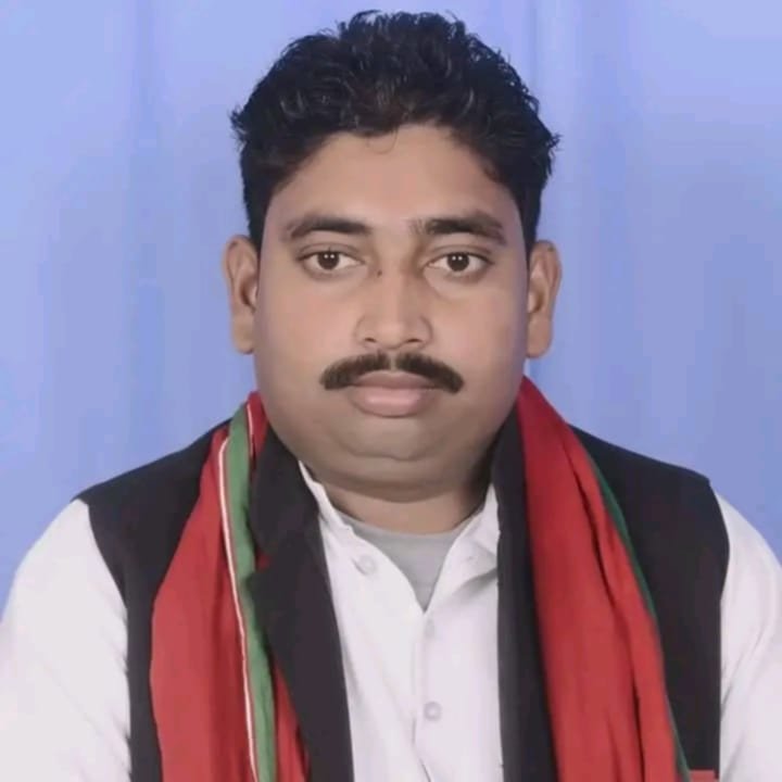 MenKiAwaz's tweet photo. ये हैं समाजवादी पार्टी के नेता इन्होंने अपनी व्यक्तिगत रार को लेकर पूरे ब्राह्मण समाज पे प्रश्न चिन्ह लगा दिया है और पूरे ब्राह्मण वर्ग के लिए अपमानित भाषा का प्रयोग किया है जिससे ब्राह्मण समाज में भारी आक्रोश है @hardoipolice कठोर कार्यवाही करें।फोटो अरवल जिगनी की है 
@Uppolice https://t.co/xOOKyJdJbD