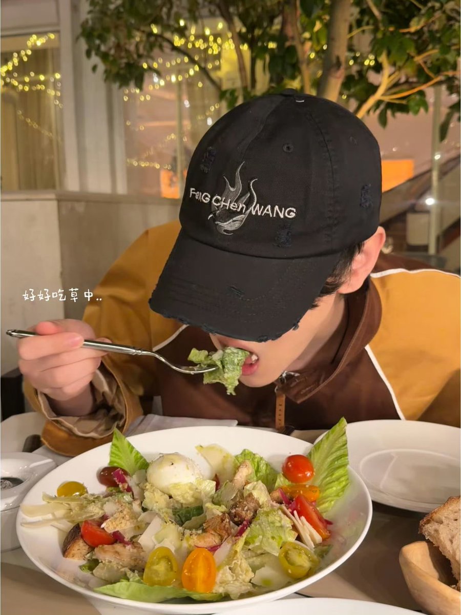 urthemostsp's tweet photo. เอ็นดูลูกชายกินสลัด https://t.co/Ieci2rkRLH