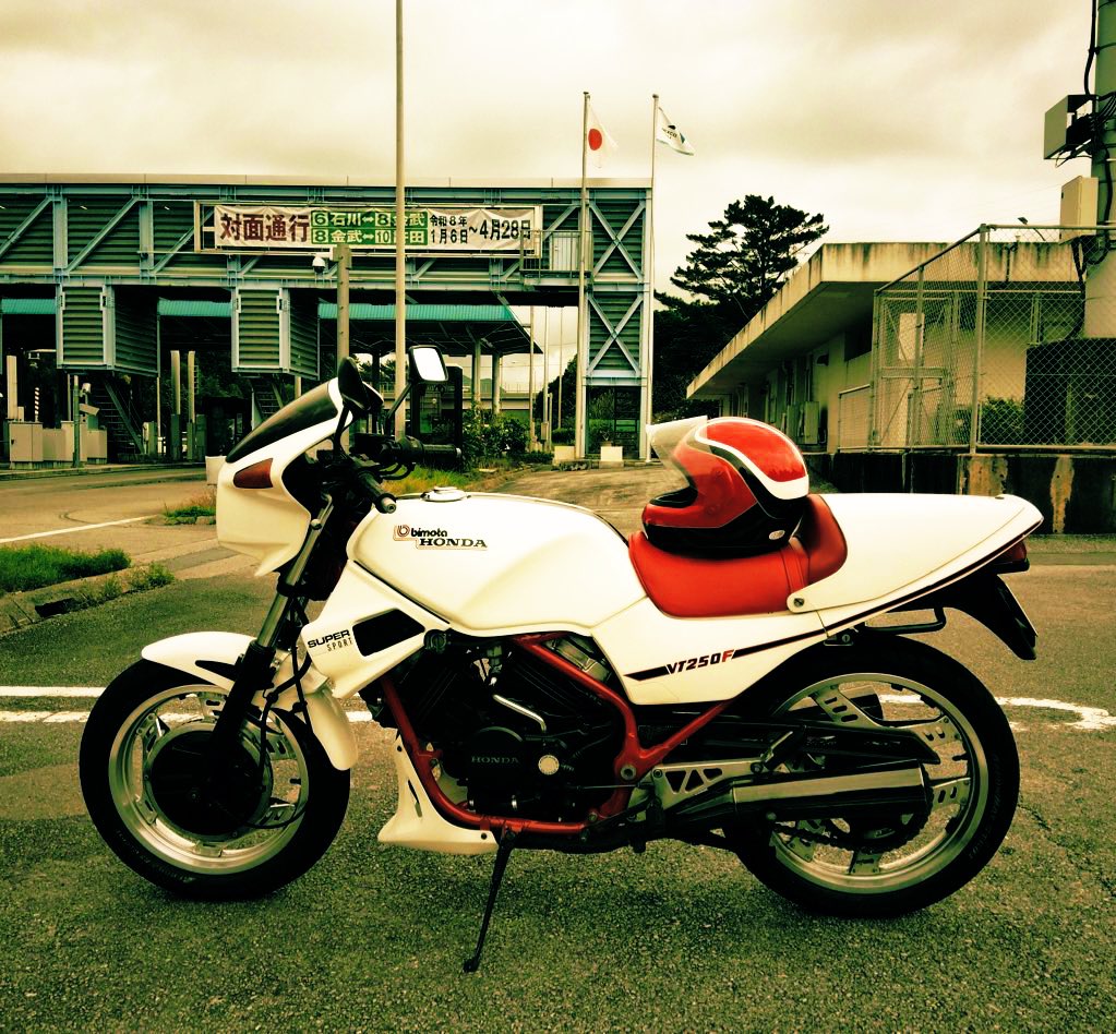 La_boheme19XX's tweet photo. 華の82年式
#vt250fc https://t.co/Uy6fdJW8o4
