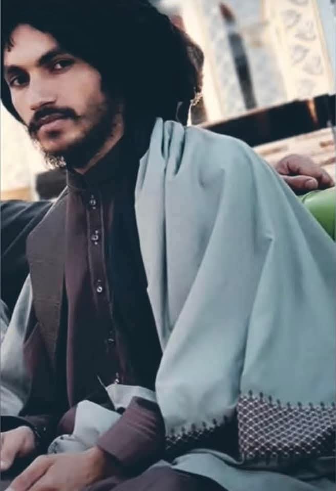 Azad_Bagram's tweet photo. حالاتو به تنګ کړم، د دمې لپاره به مې استاد سعید سرچ کړ، سکون به مې وموند، د ورک استاد یاسر یاد او درد به پرې ورک شو، هیله به پیدا شوه، د امت تاریخ څخه به خبر شو.
اې د امت شـ،هیده. https://t.co/leG5FWhtPG