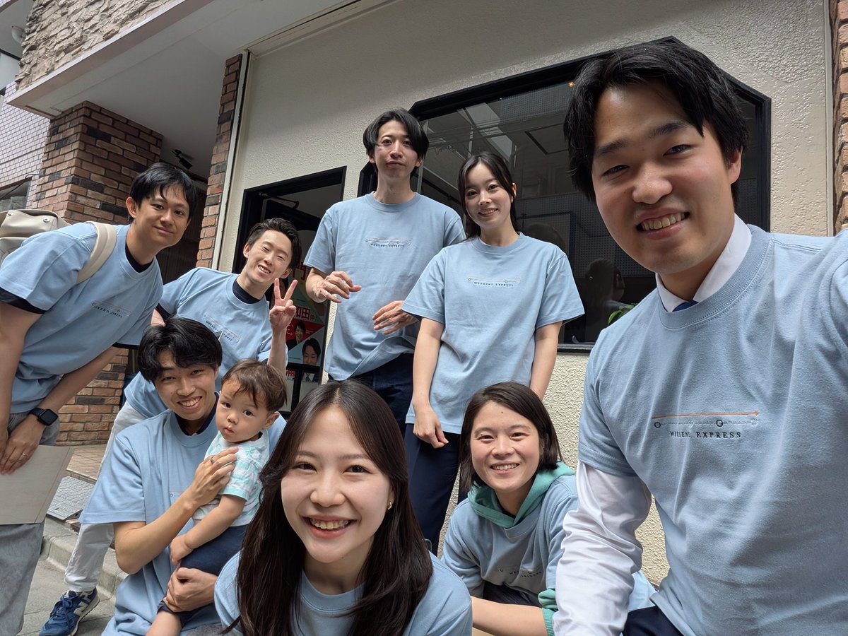 sugiura_gakushi's tweet photo. 本日は、ボランティアの友人がポスティングを手伝ってくれています!
お揃いのTシャツを着て、活動です😊
このTシャツの意味、分かりますか?(ヒントは西荻窪駅で"絶望"している私の表情と「weekend express」という言葉です!)
#杉浦がくし
#杉並区
#weekendexpress https://t.co/o3RGd4O5UJ