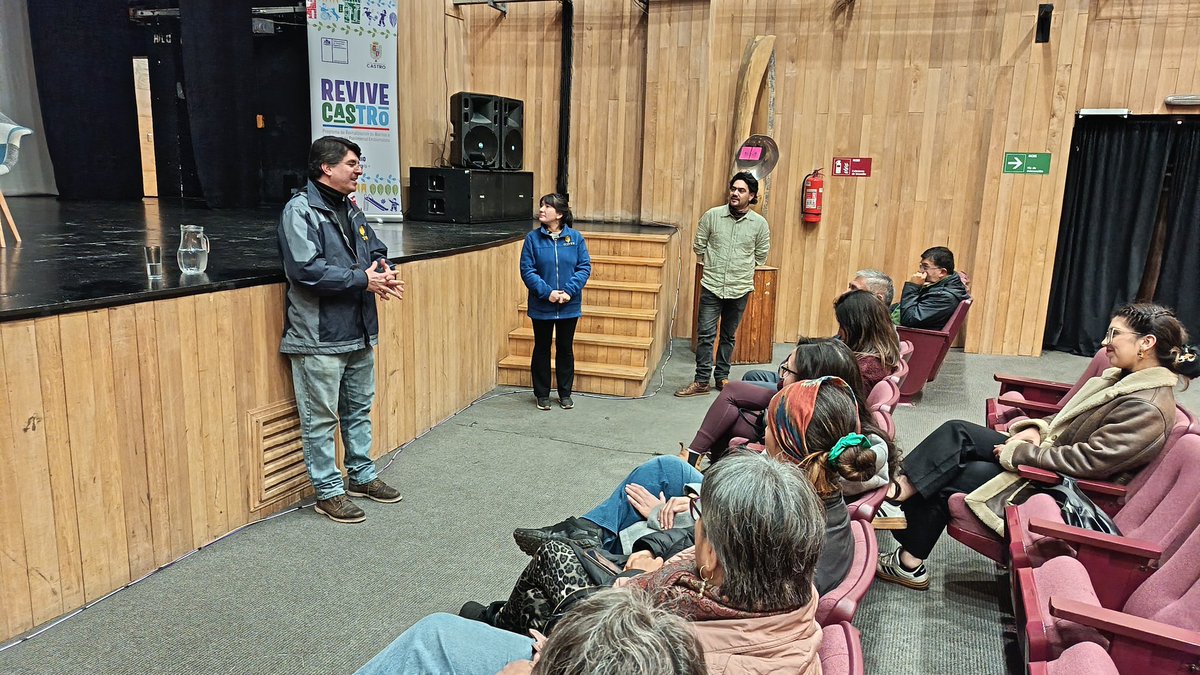 rrppcastro's tweet photo. 🌿  En el Centro Cultural se desarrolló un "Taller de Autocuidado" del programa REVIVE Castro a cargo de profesionales de la municipalidad. La actividad contó con la presencia del alcalde Baltazar Elgueta, quien llamó a seguir participando en estas iniciativas comunitarias. https://t.co/4GDvtHKXT6