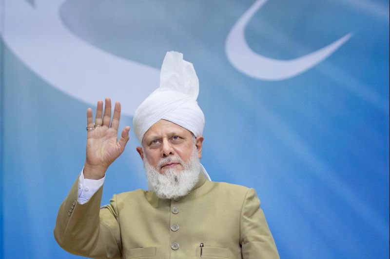 thalha_mohammad's tweet photo. “The solution to the world’s problems lies in returning to God Almighty.” 
(Mirza Masroor Ahmad aba)
   
 Faith brings hope, unity, and peace. 🤍
  #KhilafatForPeace https://t.co/PNB7OKu5nS