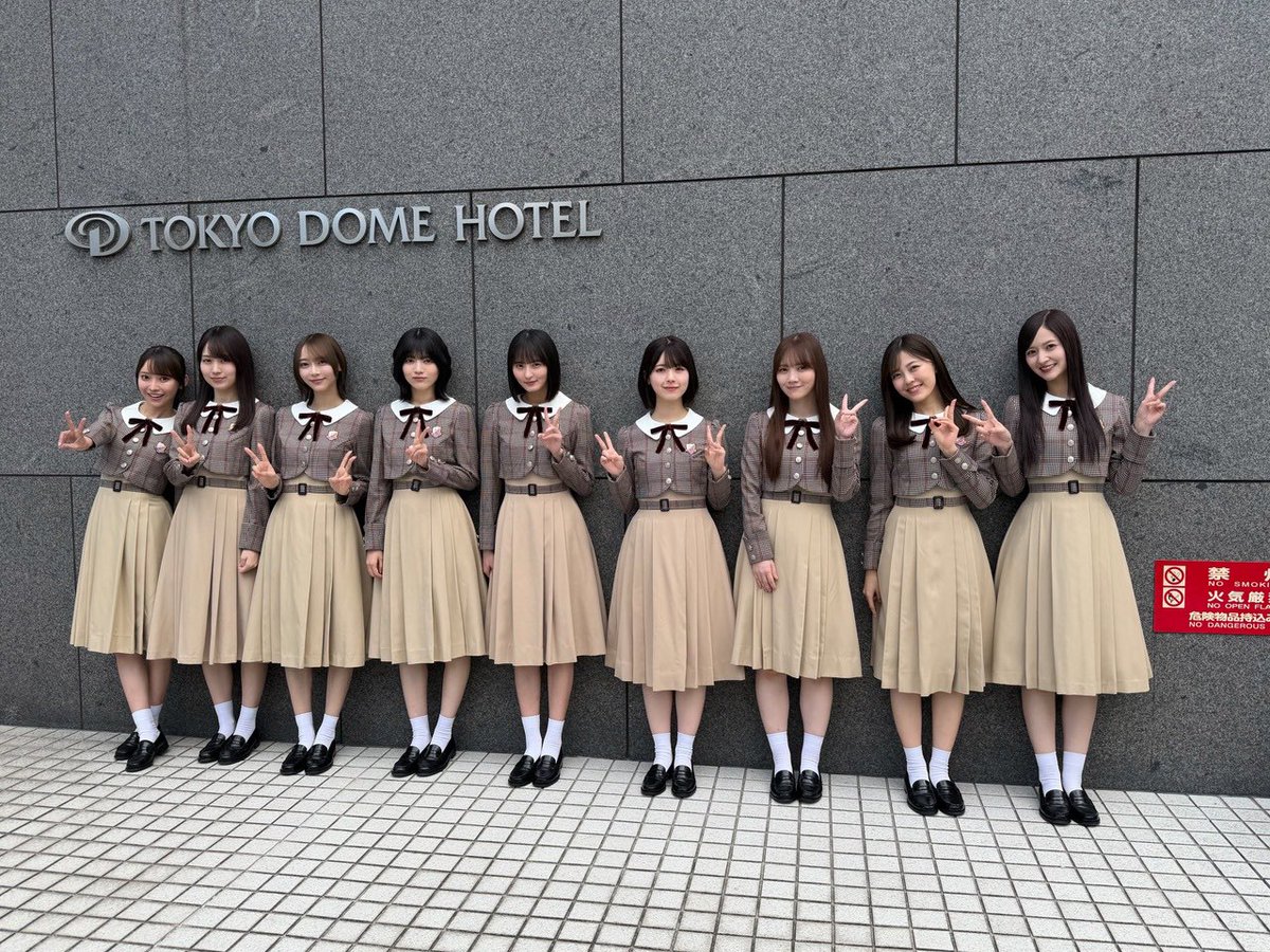gom_ada_n's tweet photo. 初期制服だ��すき人間なので助かる…

さくが真ん中にいるの全体写真にはない、
4期生らしさがあってとっても良い https://t.co/1XOntDLLK5