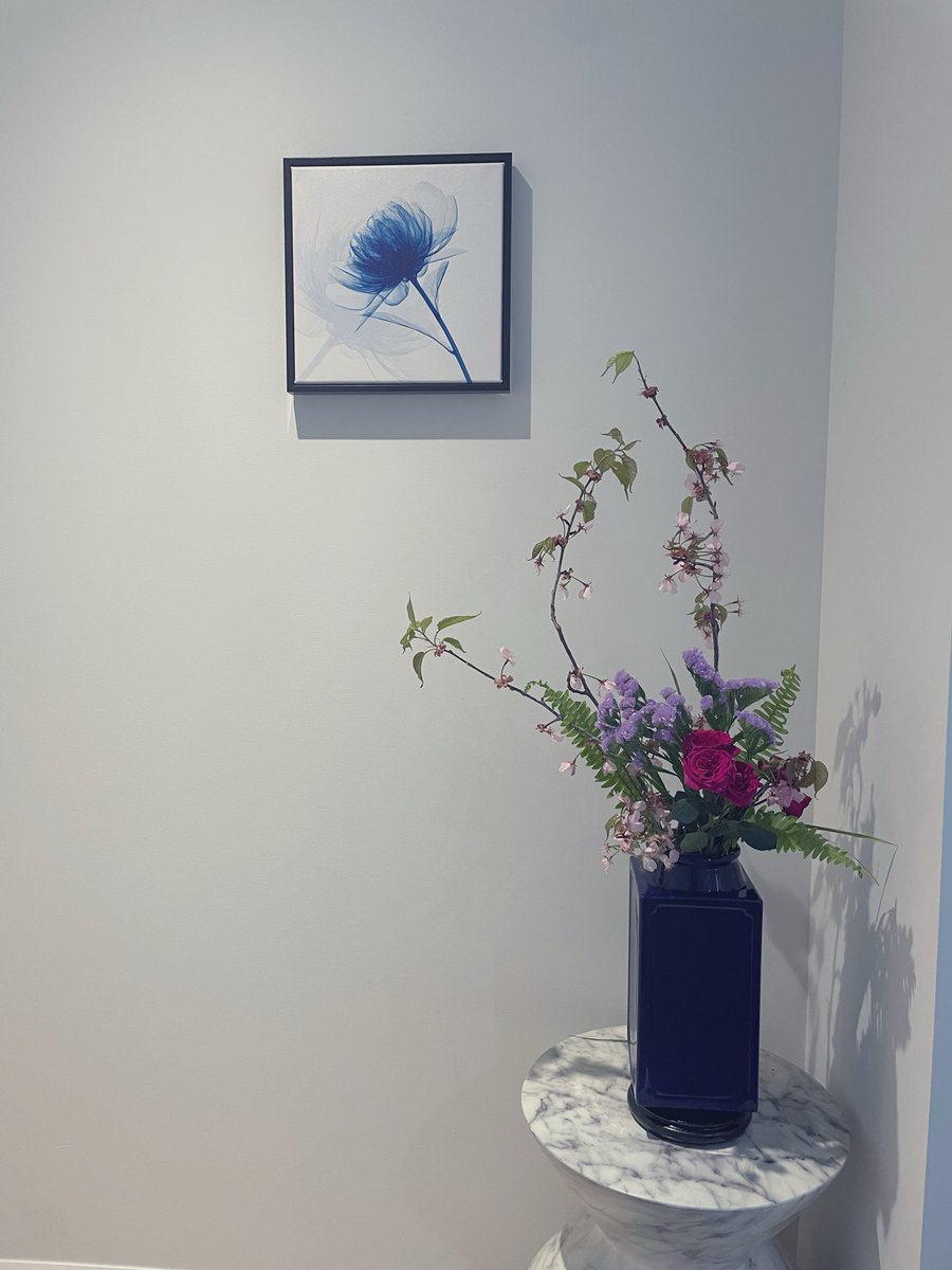 StBlue10's tweet photo. 新しい瑠璃色の花器で。 https://t.co/Y1TGOEFi9P